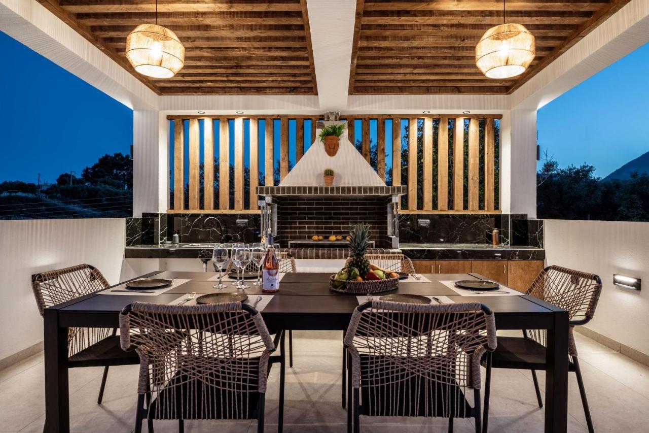 Roselia - Luxury Escape With Magnificent Views, By Zantewize Vila