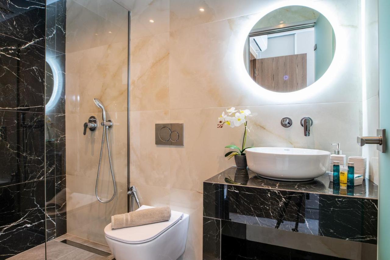 Roselia - Luxury Escape With Magnificent Views, By Zantewize Villa