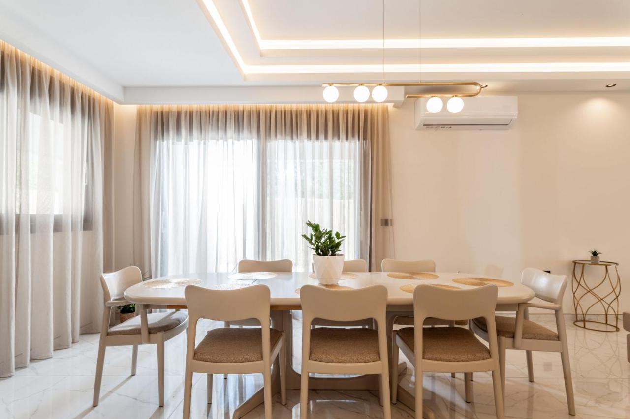 Roselia - Luxury Escape With Magnificent Views, By Zantewize Vila
